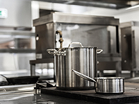 Дирекция школы наказала подростка, заставив его мыть кастрюли несколько недель