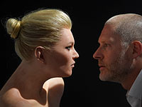 Реалистичная скульптура обнаженной и безрукой 