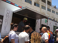 Meet the Meat: в рамках акции против проституции у входа в Кнессет был открыт буфет с 