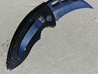 На въезде в Хеврон задержан араб, у которого при обыске был найден нож