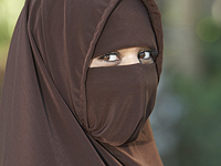 Британец, ударивший девочку-мусульманку куском бекона, получил полгода тюрьмы