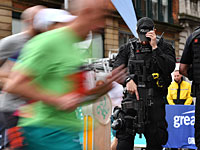 В Манчестере, где неделю назад был совершен теракт, состоялся массовый забег. Фоторепортаж