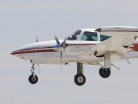 Два человека чудом выжили при падении самолета на автостраду в Калифорнии