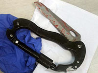 Жительница Тайбе тяжело ранена братом, полиция ведет розыск нападавшего