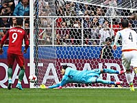 Видеоассистенты назначили пенальти в ворота мексиканцев. Очоа мяч парировал