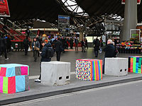 В Мельбурне раскрасили и задрапировали блоки, защищающие от автомобильных терактов