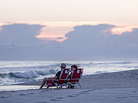 80 отдыхающих создали на пляже Флориды живую цепочку, чтобы спасти тонущую семью