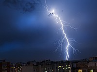 Молния ударила в троллейбус в Ярославле, пострадал водитель