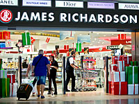 Авиапассажира, рейс которого был отменен, заставили вернуть товары из магазина 