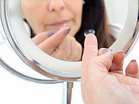 У пожилой британки достали из глаза 27 контактных линз