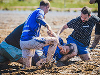 Футбол на болоте: так играют чемпионы мира. Фоторепортаж

