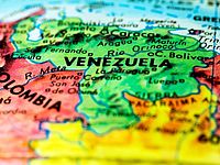 Сторонники президента Венесуэлы Николаса Мадуро ворвались в парламент, есть раненые