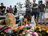 Тысячи израильтян проводили в последний путь погибших в теракте в Халамише