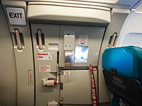 В аэропорту Лондона арестован пассажир, который пытался выйти из самолета