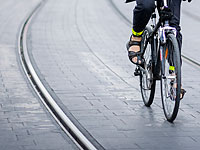 В Иерусалиме велосипедист врезался в трамвай, в Цфате мотоциклист столкнулся с машиной