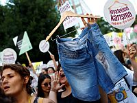 Шорты против традиционных мусульманских одежд: в Стамбуле прошел марш протеста