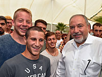 Авигдор Либерман посетил призывной пункт