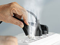 В Холоне пожилой мужчина получил удар током