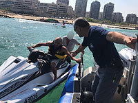 Небольшое судно разбилось о скалы у побережья Ашкелона