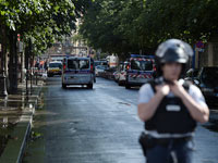 В пригороде Парижа автомобиль врезался в группу военных, есть пострадавшие
