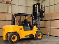 Рабочий получил тяжелую травму на заводе в Кармиэле