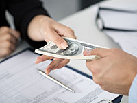 Назван еще один задержанный по делу о коррупции: политконсультант Таль Зильберштейн