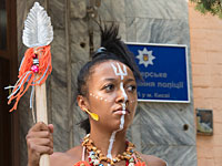 Секстремистка движения FEMEN пришла в киевскую полицию в образе людоеда