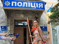 Секстремистка движения FEMEN пришла в киевскую полицию в образе людоеда    