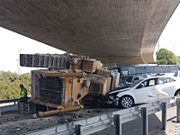 На трассе №1 трактор задел мост и упал с грузовика
