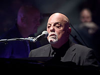 Культовый певец Билли Джоэл вышел на сцену с желтой звездой на лацкане
