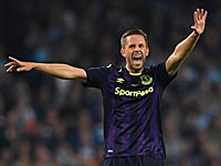 На 9-й секунде второго периода Гильфи Сигурдсон забил ударом почти с центра поля