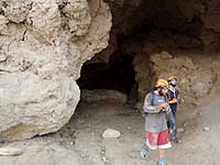 Отряд спасателей-волонтеров эвакуировал пятерых туристов из пещер горы Сдом