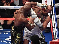 Флойд Мейвезер показал чек на 350 миллионов долларов