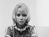 Умерла французская актриса Мирей Дарк, спутница Алена Делона