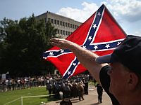 Жительница Северной Каролины обнаружила на доме соседа нацистский флаг
