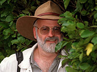 Согласно завещанию Пратчетта, его незаконченные произведения раздавили катком
