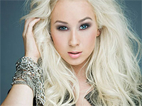 Певицу критикуют за откровенную фотосессию на фоне мемориала жертвам Холокоста