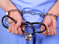 Следователь надел наручники на медсестру, отказавшуюся брать кровь у пациента
