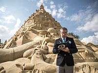 Замок из песка рекордной высоты внесен в Книгу Гиннесса. Фоторепортаж