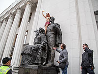 Акция FEMEN около Верховной Рады в Киеве. 5 сентября 2017 года