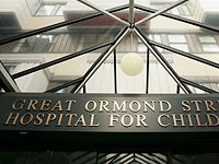 Девочка в течение трех суток разучилась говорить, передвигаться и самостоятельно есть