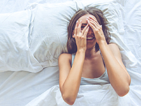 Мужчина, вернувшись домой, нашел в своей кровати незнакомую голую женщину