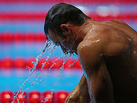 Израильский пловец-олимпиец рекламирует морской гардероб для любителей голого плавания