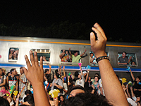 На севере Индии сошел с рельсов пассажирский поезд, десятки погибших