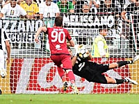 Буффон отразил 