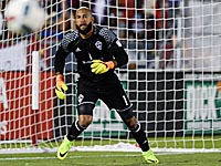 Легендарному голкиперу собственный защитник забил гол ударом почти с центра поля