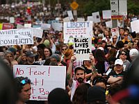 Десятки тысяч человек протестовали в Бостоне против проведения митинга ультраправых