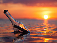 Рыбак в Газе выловил бутылку с письмом из Греции
