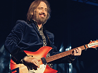 В возрасте 66 лет скончался американский рок-музыкант Том Петти