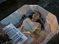 В Тель-Авиве защитники прав животных упаковали себя в пластик с надписью